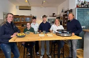 Ob auch Raclette-Produkte aus dem Supermarkt geschmacklich überzeugen, überprüft der Vorkoster Björn Freitag (r) in einer Blindverkostung - gemeinsam mit der Käseexpertin Christina Frohnert-Schmackey (l) und einer Familie, die Raclette liebt. Ob auch Raclette-Produkte aus dem Supermarkt geschmacklich überzeugen, überprüft der Vorkoster Björn Freitag (r) in einer Blindverkostung - gemeinsam mit der Käseexpertin Christina Frohnert-Schmackey (l) und einer Familie, die Raclette liebt.