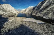 Winterlandschaft Berchtesgaden: Im kalten Winter wirkt der Königssee wie ausgestorben – die Tiere halten ihren Winterschlaf.