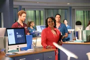 Die Leiterin der Station begrüsst die neuen Kolleginnen und Kollegen, vorne, v.li.: Nick Gehlfuss als Dr. Will Halstead, S. Epatha Merkerson Sharon Goodwin Die Leiterin der Station begrüsst die neuen Kolleginnen und Kollegen, vorne, v.li.: Nick Gehlfuss als Dr. Will Halstead, S. Epatha Merkerson Sharon Goodwin