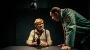 Maloney Killerinstinkt Staffel 1 / Folge 3  Maloney wird vom Polizisten verhört. Ist er schuldig? Marcus Signer als Philip Maloney, Stefan Kurt als Polizist  Regie: Michael Schaerer Produktion: C-Films AG Kamera: Tobias Dengler Drehbuch: Fanny Nussbaumer Maloney Killerinstinkt Staffel 1 / Folge 3  Maloney wird vom Polizisten verhört. Ist er schuldig? Marcus Signer als Philip Maloney, Stefan Kurt als Polizist  Regie: Michael Schaerer Produktion: C-Films AG Kamera: Tobias Dengler Drehbuch: Fanny Nussbaumer