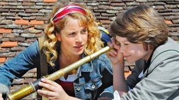 Als erstes Mitglied ihrer "neuen" Familie lernt Stella (Paula Kalenberg) den abenteuerlustigen Leopold (Samuel Jung) kennen.