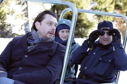 Um den Mord an dem cholerischen Karl Wintersperger, Cheftrainer des &ouml;sterreichischen Herrenskiteams, aufzukl&auml;ren, nehmen Sandra Mohr (Miriam Stein) und ihr Vorgesetzter Sascha Bergmann (Hary Prinz, li.) vom LKA Graz mit Unterst&uuml;tzung des lokalen Postenkommandanten V&ouml;lk (Johannes Zeiler) sein engeres Umfeld ins Visier.