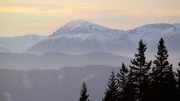 Die Landschaft im S&uuml;den Nieder&ouml;sterreichs ist gepr&auml;gt von den letzten Ausl&auml;ufern der Alpen. Dieser filmische Streifzug pr&auml;sentiert die "Sonnenberge" mit ihrer vielf&auml;ltigen Natur und Kultur - ein umfassendes Portr&auml;t dieses Lebensraumes und seiner Bewohner. Der eine z&uuml;chtet "Alpenlachse", der andere "hat Pech": Hier gewinnen Bauern im Nebenerwerb als "Pecher" auf traditionelle Weise das Harz der Schwarzkiefer - f&uuml;r Kosmetikprodukte, Terpentin&ouml;l sowie Kolophonium f&uuml;r Instrumentensaiten. In der Region zwischen Rax und Buckliger Welt finden sich auch die Hausberge der Wiener: F&uuml;r viele Erholung Suchende und Extremsportler, Naturliebhaber und Kulturfreunde liegt dieses Paradies praktisch vor der Haust&uuml;r.