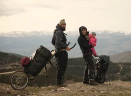 Zu zweit sind Patrick (links) und Gwendolin zu ihrer Weltreise aufgebrochen, zu dritt kehren sie zur&uuml;ck: auf einer Etappe ihrer Reise ist ihr Sohn zur Welt gekommen, und inzwischen sind sie schon wieder auf dem Heimweg, hier in den Pyren&auml;en.