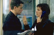 Marie (Franka Potente, r.) unterst&uuml;tzt den verzweifelten Jason Bourne (Matt Damon, l.) bei der Suche nach seiner wahren Identit&auml;t und bringt sich damit selbst in die Schusslinie der CIA ...