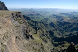 Universum: "Im Bann der Drachenberge", Ein Portrait des h&ouml;chsten Gebirges im s&uuml;dlichen Afrika. Die Drakensberge sind ein s&uuml;dafrikanischer Nationalpark und Weltnatur- und -kulturerbe. Die Hauptdarsteller des Films sind ein Trupp von Pavianen und eine Familie von Elen-Antilopen. Beide Arten ziehen mit den Jahreszeiten und dem verf&uuml;gbaren Nahrungsangebot Jahr f&uuml;r Jahr aus den Ebenen am Fu&szlig; der Drakensberge hinauf in die Gipfelregion, wo sie K&auml;lte, St&uuml;rme und heftige Unwetter erwarten. Der Film wird im Speziellen ein Elen-Kalb ein Jahr lang auf seinem Weg durch die Bergwelt und beim Heranwachsen begleiten.  SENDUNG: 3sat - FR - 08.01.2021 - 09:40 UHR. - Veroeffentlichung fuer Pressezwecke honorarfrei ausschliesslich im Zusammenhang mit oben genannter Sendung oder Veranstaltung des ORF bei Urhebernennung.