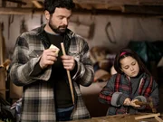 In Søgaard bauen Mikkel (Martin Bo Lindsten) und Astrid (Rosita Nellie Holse Gjurup) Weihnachtsgeschenke für die ganze Familie. In Søgaard bauen Mikkel (Martin Bo Lindsten) und Astrid (Rosita Nellie Holse Gjurup) Weihnachtsgeschenke für die ganze Familie.
