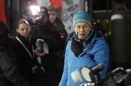 Der Assistenztrainer Norbert Bachler (Marcus Mittermeier) &uuml;bernimmt die Skimannschaft nach dem Tod des Chefs.