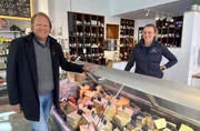 Auch bei uns in NRW gibt es ein großes Raclette-Angebot. Worauf man bei der Auswahl des Käses achten kann, erfährt Björn Freitag (l) von der Käse-Sommelière Christina Frohnert-Schmackey. Auch bei uns in NRW gibt es ein großes Raclette-Angebot. Worauf man bei der Auswahl des Käses achten kann, erfährt Björn Freitag (l) von der Käse-Sommelière Christina Frohnert-Schmackey.