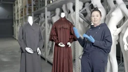 Michaela Lindinger vom Filmmuseum zeigt Reformkleider.