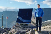 Der Zermatter Bergführer, Hüttenwart und Rettungsspezialist Richard Lehner vor der Monte Rosa Hütte. Der Zermatter Bergführer, Hüttenwart und Rettungsspezialist Richard Lehner vor der Monte Rosa Hütte.