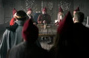 Storm (Troels Lyby), Lasse (Albert Rosin Harson) und Tinka (Josephine Chavarria Højbjerg) gehen zum Nisse-Rat und erzählen, was passiert ist. Storm (Troels Lyby), Lasse (Albert Rosin Harson) und Tinka (Josephine Chavarria Højbjerg) gehen zum Nisse-Rat und erzählen, was passiert ist.