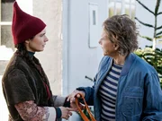 Nille (Neel Rønholt, li.) ist auf dem Weg zul Mikkel, um sich zu entschuldigen. Nille (Neel Rønholt, li.) ist auf dem Weg zul Mikkel, um sich zu entschuldigen.