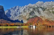 Die Wallfahrtskirche St. Bartholomä am Königssee: Im Herbst kleiden die umliegenden Bäume sich in ein farbenfrohes Laubkleid.