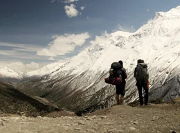 Patrick Allgaier (links) und Gwendolin Weisser vor dem nepalesischen Himalaya Gebirge in 2000m H&ouml;he.