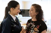 Arda (Yasemin Cetinkaya, l.), verabschiedet sich von ihrer Mutter Esin (Lilay Huser, r.). Heute ist ihr erster Tag bei der Wasserschutzpolizei. Arda (Yasemin Cetinkaya, l.), verabschiedet sich von ihrer Mutter Esin (Lilay Huser, r.). Heute ist ihr erster Tag bei der Wasserschutzpolizei.
