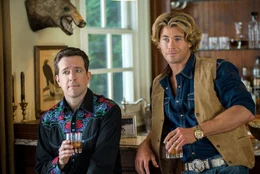 Als w&auml;ren die Komplikationen auf dem Roadtrip nach Walley World f&uuml;r Rusty (Ed Helms, l.) nicht schon schwer genug, muss er sich bei dem Besuch bei seiner Schwester auch noch mit ihrem &auml;u&szlig;erst attraktiven Mann Stone (Chris Hemsworth, r.) herum&auml;rgern ...