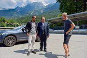 Der Mannschaftsarzt des Bobteams vom SV Königssee liegt erschlagen im Trainingscenter. Beissl (Andreas Giebel, M.) und Jerry (Peter Marton, l.) merken schnell, dass es in dem Bobteam brodelt. Sie befragen den Trainer Helmut Fritz (Robert Lohr, r.) zum aktuellen Fall. Der Mannschaftsarzt des Bobteams vom SV Königssee liegt erschlagen im Trainingscenter. Beissl (Andreas Giebel, M.) und Jerry (Peter Marton, l.) merken schnell, dass es in dem Bobteam brodelt. Sie befragen den Trainer Helmut Fritz (Robert Lohr, r.) zum aktuellen Fall.