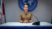 Vor dem Internationalen Seegerichtshof in Hamburg: Kronzeugin Fiona Weibel (Marlene Tanczik) soll aussagen.