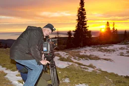 Die Landschaft im S&uuml;den Nieder&ouml;sterreichs ist gepr&auml;gt von den letzten Ausl&auml;ufern der Alpen. Dieser filmische Streifzug pr&auml;sentiert die "Sonnenberge" mit ihrer vielf&auml;ltigen Natur und Kultur - ein umfassendes Portr&auml;t dieses Lebensraumes und seiner Bewohner. Der eine z&uuml;chtet "Alpenlachse", der andere "hat Pech": Hier gewinnen Bauern im Nebenerwerb als "Pecher" auf traditionelle Weise das Harz der Schwarzkiefer - f&uuml;r Kosmetikprodukte, Terpentin&ouml;l sowie Kolophonium f&uuml;r Instrumentensaiten. In der Region zwischen Rax und Buckliger Welt finden sich auch die Hausberge der Wiener: F&uuml;r viele Erholung Suchende und Extremsportler, Naturliebhaber und Kulturfreunde liegt dieses Paradies praktisch vor der Haust&uuml;r.