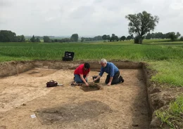 Auf einem Feld bei Warburg in Nordrhein-Westfalen finden die Arch&auml;ologen Hans-Otto Pollmann und Maria Hahne einen 7000 Jahre alten Friedhof. Zum Vorschein kommen neben Knochenresten und Z&auml;hnen auch Grabbeigaben.