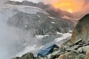 SRF DOK-Serie Hoch hinaus Die Schweiz über 3000 Metern Folge 3 Abendstimmung beim Biwak 2022 Copyright SRF SRF DOK-Serie Hoch hinaus Die Schweiz über 3000 Metern Folge 3 Abendstimmung beim Biwak 2022 Copyright SRF
