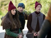 Tinka (Josephine Chavarria Højbjerg) und Lasse (Albert Rosin Harson) mit Bjergi (Paw Henriksen, Mi.) Tinka (Josephine Chavarria Højbjerg) und Lasse (Albert Rosin Harson) mit Bjergi (Paw Henriksen, Mi.)