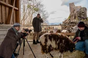 Riedl (Paul Sedlmeir, 2.v.l.) kennt den Fotografen (Tom von der Isar, l.) - allerdings fotografiert dieser keine Dirndl Damen, sondern das schönste Schaf von Wolfratshausen.