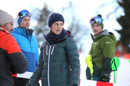 Sandra Mohr (Miriam Stein) am Tatort des ermordeten Karl Wintersperger, Cheftrainers des &ouml;sterreichischen Herrenskiteams. Sein Sohn Lukas (Christopher Sch&auml;rf, 2. v. li.) und sein Ziehsohn Mario (Ferdinand Seebacher, li) hatten ein angespanntes Verh&auml;ltnis zu ihm.