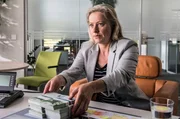 Christa Gruber (Anja Klawun), die Schwester der ermordeten Barbara Gruber, nimmt die Geldb&uuml;ndel vom Schreibtisch von Volkjer Haas.