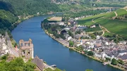 Blick auf die Ruine Grevenburg und Traben-Trarbach. Blick auf die Ruine Grevenburg und Traben-Trarbach.