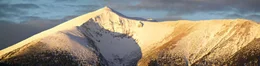 Die Landschaft im S&uuml;den Nieder&ouml;sterreichs ist gepr&auml;gt von den letzten Ausl&auml;ufern der Alpen. Dieser filmische Streifzug pr&auml;sentiert die "Sonnenberge" mit ihrer vielf&auml;ltigen Natur und Kultur - ein umfassendes Portr&auml;t dieses Lebensraumes und seiner Bewohner. Der eine z&uuml;chtet "Alpenlachse", der andere "hat Pech": Hier gewinnen Bauern im Nebenerwerb als "Pecher" auf traditionelle Weise das Harz der Schwarzkiefer - f&uuml;r Kosmetikprodukte, Terpentin&ouml;l sowie Kolophonium f&uuml;r Instrumentensaiten. In der Region zwischen Rax und Buckliger Welt finden sich auch die Hausberge der Wiener: F&uuml;r viele Erholung Suchende und Extremsportler, Naturliebhaber und Kulturfreunde liegt dieses Paradies praktisch vor der Haust&uuml;r.