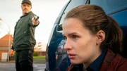 Kronzeugin Fiona (Marlene Tanczik) wird von einem S&ouml;ldner (Christoph Domanski) bedroht.