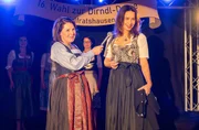 Unerwartet gewinnt Sabine (Katharina Müller-Elmau, r.) auch noch den Wettbewerb "Dirnd-Dame von Wolfratshausen", die Moderatorin Emilia Pfahlhuber (Brigitte Walbrun, l.) gratuliert!