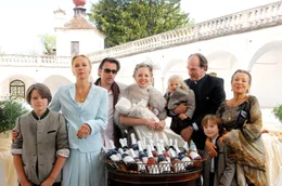 Der L&ouml;wenthal-Clan (fast) komplett: Charlotte (Katja Riemann, 2. v. li.), Lorenz (Hary Prinz, 3. v. li.), Ivana (Nina Proll, Mitte) mit ihrem Baby (Anatol Blo&eacute;b), Konstantin (Herbert Knaup, 2. v. re.), Dodo (Krista Stadler, re.) sowie die Kinder Valentin (Maximilian Gr&ouml;sswang, li.), Ferdinand (Leopold Blo&eacute;b) und Leopold (Samuel Jung, vorne re.).