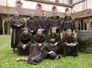 Mönche mit einem historischen Fußball, wie es ihn im Jahr 1500 gab. Mönche mit einem historischen Fußball, wie es ihn im Jahr 1500 gab.