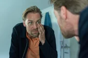 Kai Schmidt (Bernd-Christian Althoff) merkt, dass etwas mit ihm nicht stimmt. Wenig später ist er tot. Kai Schmidt (Bernd-Christian Althoff) merkt, dass etwas mit ihm nicht stimmt. Wenig später ist er tot.