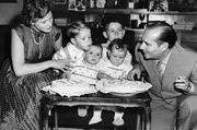 Ingrid Bergman (li.) mit ihrem Ehemann Roberto Rossellini (re.) und ihren gemeinsamen Kindern Robertino, Isabella und Isotta sowie Robertos Sohn Renzo aus einer früheren Ehe (v.l.) anlässlich der Feier zum ersten Geburtstag der Zwillinge