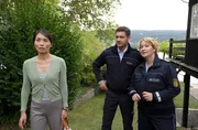Die Putzfrau des Opfers, Hoa Phang (Linda Chang, l.), wird von Jakob Frings (Max König, 2.v.r.) und Nele Fehrenbach (Floriane Daniel, r.) befragt. Die Putzfrau des Opfers, Hoa Phang (Linda Chang, l.), wird von Jakob Frings (Max König, 2.v.r.) und Nele Fehrenbach (Floriane Daniel, r.) befragt.