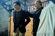Kurt Hobrecht sen. (Hannes Hellmann, r.) und sein Sohn Konstantin Hobrecht (Franz Hartwich, l.) bei der Präsentation von Hobrechts "First Bike" Kurt Hobrecht sen. (Hannes Hellmann, r.) und sein Sohn Konstantin Hobrecht (Franz Hartwich, l.) bei der Präsentation von Hobrechts "First Bike"