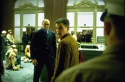 Jason Bourne (Matt Damon, M.) sucht in Z&uuml;rich Hilfe in der amerikanischen Botschaft. Doch dort wird er schon vom CIA erwartet.