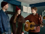 Tinka (Josephine Chavarria Højbjerg) und Lasse (Albert Rosin Harson) versuchen auf jede mögliche Art, Storm (Troels Lyby) wieder zu seiner Erinnerung zu verhelfen. Tinka (Josephine Chavarria Højbjerg) und Lasse (Albert Rosin Harson) versuchen auf jede mögliche Art, Storm (Troels Lyby) wieder zu seiner Erinnerung zu verhelfen.