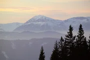 Die Landschaft im S&uuml;den Nieder&ouml;sterreichs ist gepr&auml;gt von den letzten Ausl&auml;ufern der Alpen. Dieser filmische Streifzug pr&auml;sentiert die "Sonnenberge" mit ihrer vielf&auml;ltigen Natur und Kultur - ein umfassendes Portr&auml;t dieses Lebensraumes und seiner Bewohner. Der eine z&uuml;chtet "Alpenlachse", der andere "hat Pech": Hier gewinnen Bauern im Nebenerwerb als "Pecher" auf traditionelle Weise das Harz der Schwarzkiefer - f&uuml;r Kosmetikprodukte, Terpentin&ouml;l sowie Kolophonium f&uuml;r Instrumentensaiten. In der Region zwischen Rax und Buckliger Welt finden sich auch die Hausberge der Wiener: F&uuml;r viele Erholung Suchende und Extremsportler, Naturliebhaber und Kulturfreunde liegt dieses Paradies praktisch vor der Haust&uuml;r.