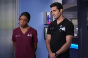 Er hat sie unter seine Fittiche genommen: Dominic Rains als Dr. Crockett Marcel, Asjha Cooper als Dr. Vanessa Taylor