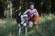 Lotta mit ihrer Husky-Hündin Alaska im Thüringer Wald.
