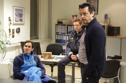 Sascha Bergmann (Hary Prinz, re.) und der &ouml;rtliche Polizist Herbert V&ouml;lk (Johannes Zeiler) vernehmen Lukas Wintersberger (Christopher Sch&auml;rf, li.), der mit seinem ermordeten Vater einen Streit hatte.