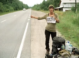 Hauptfortbewegungsart von Gwendolin und Patrick auf ihrer Reise ist das Trampen. Auch in Sibirien auf dem Weg nach Irkusk hofft Gwendolin auf eine Mitfahrgelegenheit.