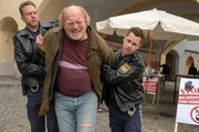 Peter Pfitzer (Ferdinand Dörfler, M.), Chef einer Bürgerinitiative, die vehement gegen die Modernisierung des Lifts protestiert, gerät unter Mordverdacht und wird von den Berchtesgadener Polizisten abgeführt. V.l.n.r. Komparse, Peter Pfitzer (Ferdinand Dörfler), Max Ruffer (Nepo Fitz) Peter Pfitzer (Ferdinand Dörfler, M.), Chef einer Bürgerinitiative, die vehement gegen die Modernisierung des Lifts protestiert, gerät unter Mordverdacht und wird von den Berchtesgadener Polizisten abgeführt. V.l.n.r. Komparse, Peter Pfitzer (Ferdinand Dörfler), Max Ruffer (Nepo Fitz)