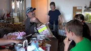 Carsten hat Geburtstag und Freundin Sandra erlaubt sich einen kleinen Spaß mit ihm: Sie verpackt die Geschenke so kompliziert und schwer wie möglich. Das Auspacken stellt Carstens Nervenkostüm auf eine knallharte Probe.