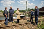 Willem Dekker (Joan Pascu, l.) und Fred Kucholsky (Maxwell Richter, l.), wurden als Zeugen von Carsten Heinrich (Stefko Hanushevsky, M.) befragt. Er übergibt den "Tatort" an Arda Turan (Yasemin Cetinkaya, 2.v.r.) und Gerhard Jäger (Markus John, r.), da er den Tod von Stefan Buhl als Arbeitsunfall mit Todesfolge identifiziert hat. Willem Dekker (Joan Pascu, l.) und Fred Kucholsky (Maxwell Richter, l.), wurden als Zeugen von Carsten Heinrich (Stefko Hanushevsky, M.) befragt. Er übergibt den "Tatort" an Arda Turan (Yasemin Cetinkaya, 2.v.r.) und Gerhard Jäger (Markus John, r.), da er den Tod von Stefan Buhl als Arbeitsunfall mit Todesfolge identifiziert hat.